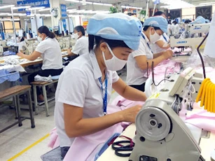 Người lao động phải gánh thêm nhiều chi phí phát sinh do tác động bởi COVID-19