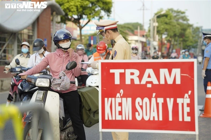 Hà Nội cho phép người dân tiếp tục dùng giấy đi đường cũ.