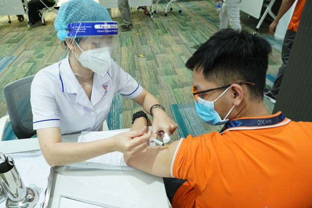 Người tiêm đủ 2 mũi vaccine vẫn có khả năng mắc và lây bệnh cho người khác