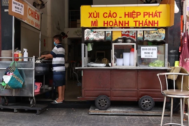 TP Hồ Chí Minh:Cho phép cửa hàng ăn, uống bán mang đi từ 6 giờ đến 18 giờ.