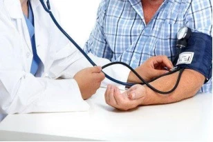 Kiểm soát huyết áp giúp phòng ngừa tai biến mạch máu não tái phát.