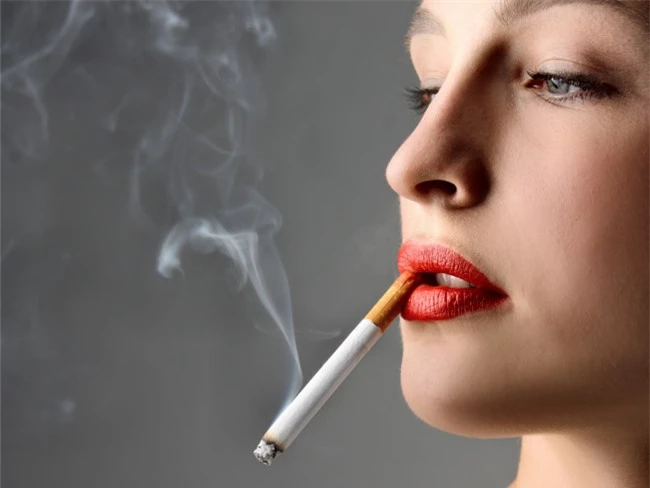 Những thói quen xấu làm tổn hại mắt Những thói quen xấu làm tổn hại mắt