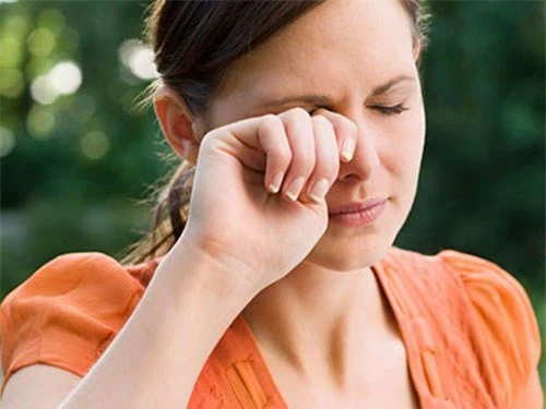 Những thói quen xấu làm tổn hại mắt Những thói quen xấu làm tổn hại mắt