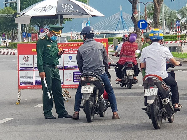 Kể cả có trường hợp kiểm tra Giấy đi đường được người tham gia giao thông tải lên điện thoại cũng bằng mắt thường chứ không phải dùng điện thoại của lực lượng làm nhiệm vụ để quét mã QRCodeg  