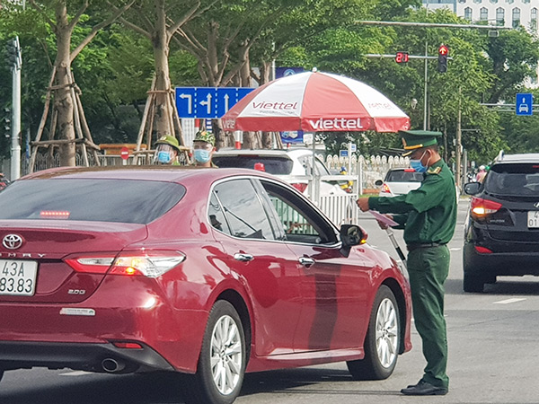 Đà Nẵng: Dùng mắt thường "quét" mã QRCode của Giấy đi đường  