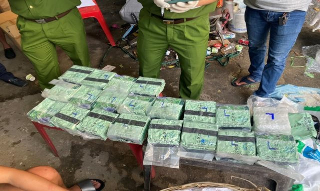 Lợi dụng xe luồng xanh để vận chuyển gần 100 kg ma tuý