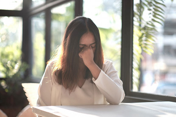 Nghe tin mẹ chồng bị tai nạn, chúng tôi gấp rút về thăm, tới nơi nhìn cảnh tượng trong nhà chồng mà tôi uất hận quay người bỏ đi luôn