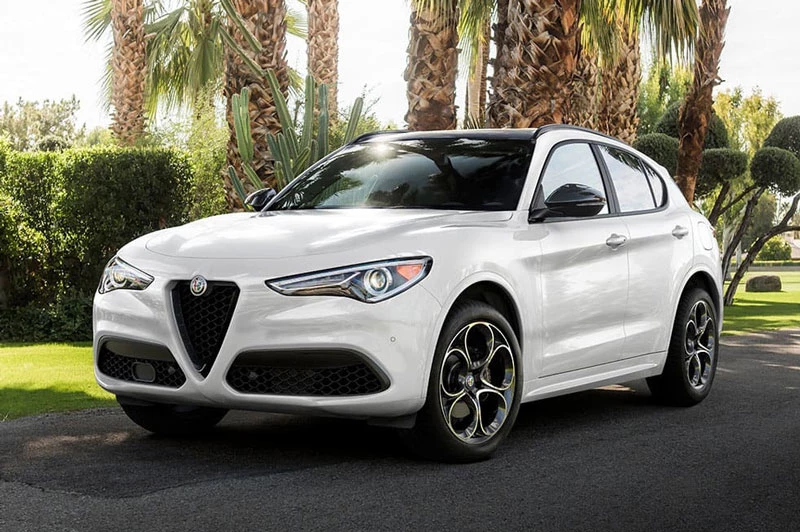 2. Alfa Romeo Stelvio (giá khởi điểm: 43.010 USD). 2. Alfa Romeo Stelvio (giá khởi điểm: 43.010 USD).