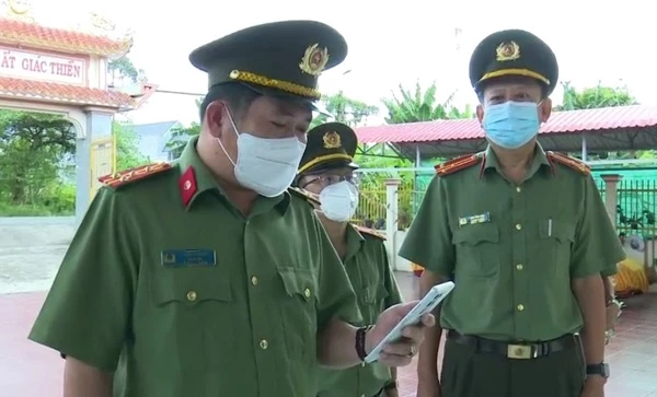 Qua màn hình nhỏ của điện thoại, vị Thủ trưởng và người chiến sỹ trẻ đã có những lời tâm sự vô cùng xúc động. Qua màn hình nhỏ của điện thoại, vị Thủ trưởng và người chiến sỹ trẻ đã có những lời tâm sự vô cùng xúc động.