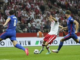 Fan MU phấn khích khi Maguire 'bắt chết' Lewandowski