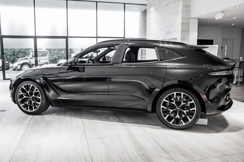 4. Aston Martin DBX (giá khởi điểm: 179.986 USD).