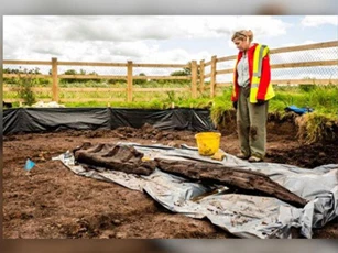 Khai quật được thần tượng ngoại giáo 1.600 năm trong vũng lầy ở Ireland