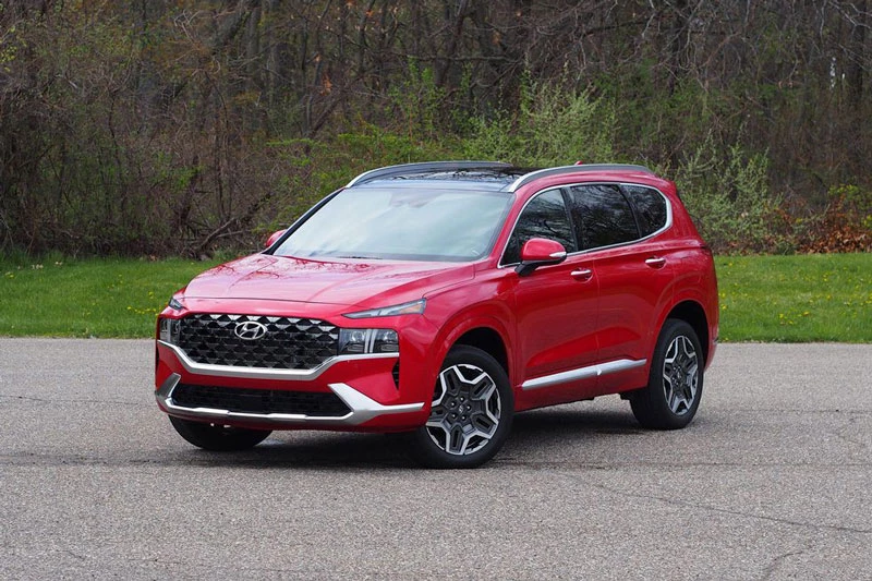 7. Hyundai Santa Fe (giá khởi điểm: 27.200 USD). 7. Hyundai Santa Fe (giá khởi điểm: 27.200 USD).