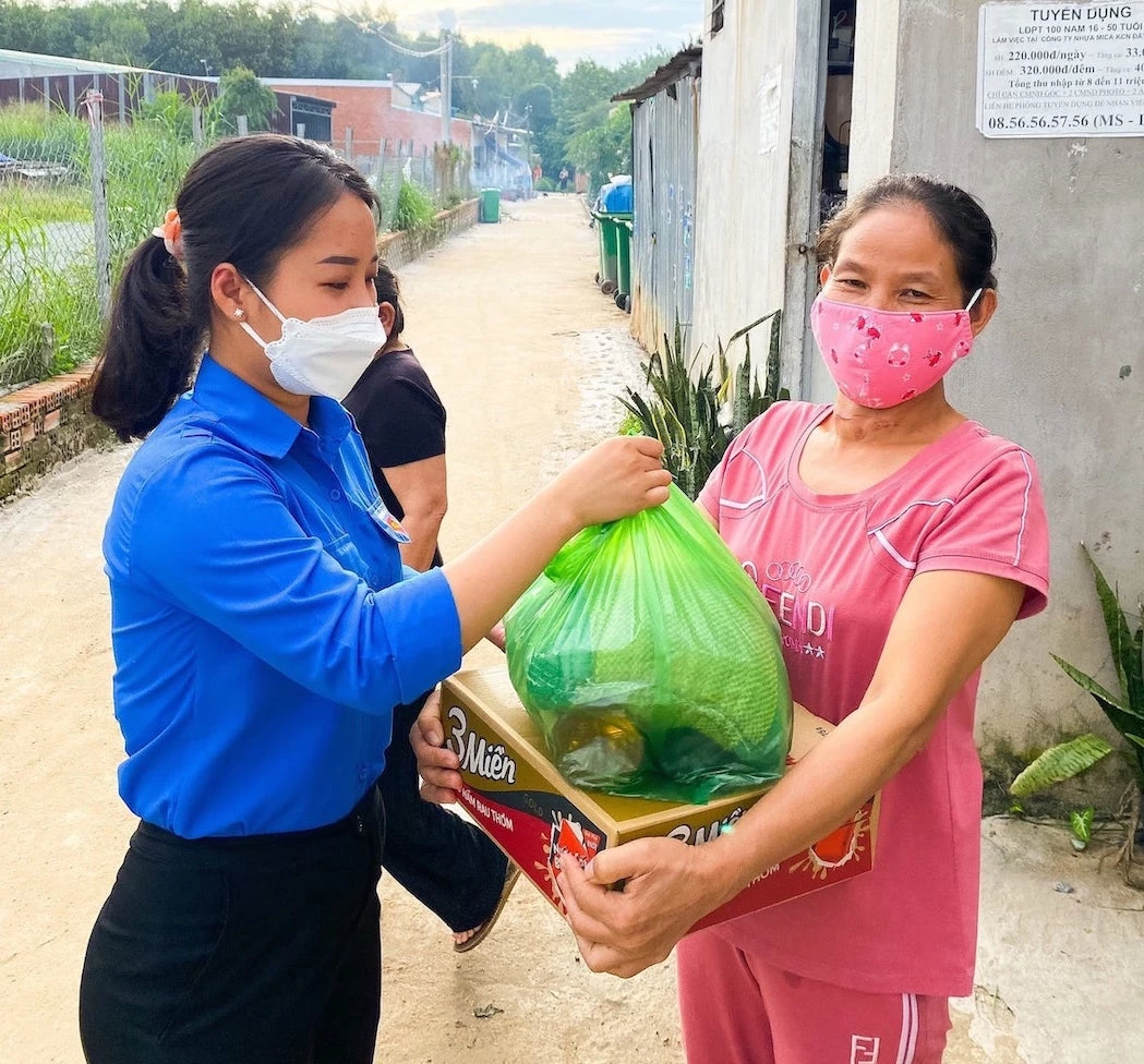 Nhận được túi quà cùng những lời nhắn gửi đầy niềm yêu từ Bình Phước, người dân ở khu nhà trọ tại huyện Bắc Tân Uyên (Bình Dương) vô cùng xúc động, không nói nên lời