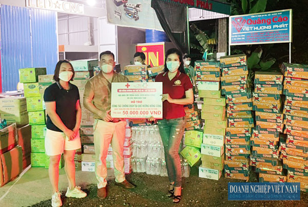 Bà Lê Thị Thắm – Giám đốc Công ty CP VIN.LS Thanh Hóa trao quà ủng hộ phòng chống dịch cho huyện Nông Cống. Bà Lê Thị Thắm – Giám đốc Công ty CP VIN.LS Thanh Hóa trao quà ủng hộ phòng chống dịch cho huyện Nông Cống.