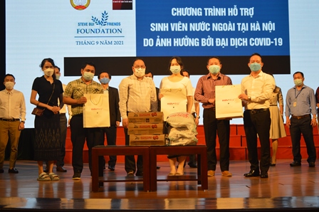 Hơn 400 suất quà tặng sinh viên quốc tế tại Hà Nội bị ảnh hưởng do dịch COVID-19