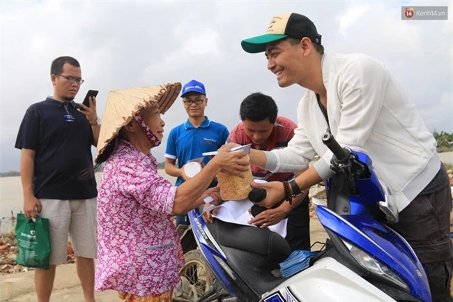 Giữa lùm xùm từ thiện, MC Phan Anh bỗng dưng tung 6,5kg sao kê 24 tỷ kêu gọi cứu trợ miền Trung năm 2016 - Ảnh 8.