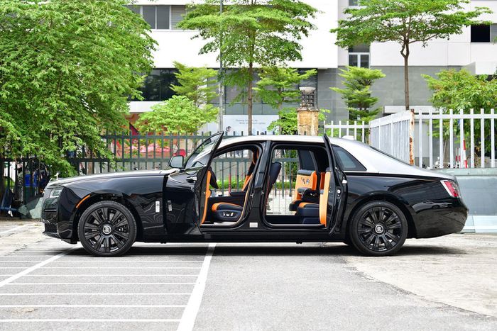 Tận mục siêu xe Rolls-Royce Ghost EWB 2021 tại Việt Nam