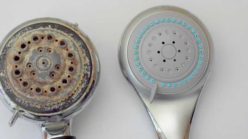 Nhiều người đang tắm dưới vòi hoa sen đầy cặn bẩn kinh người mà không biết, dùng ngay lọ nước này để đánh bong hết chất bẩn bám ở vòi