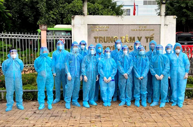 Những tình nguyện viên đầu tiên của 'ATM nhân lực tiêm vaccine'. (Ảnh: Hội Doanh nhân trẻ Việt Nam)