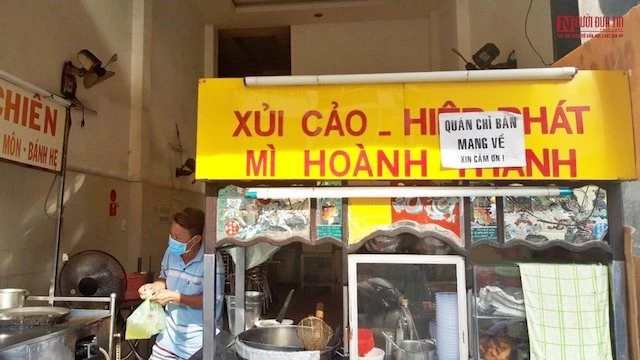 Hàng quán ở TP Hồ Chí Minh rục rịch mở cửa theo hình thức bán mang về.