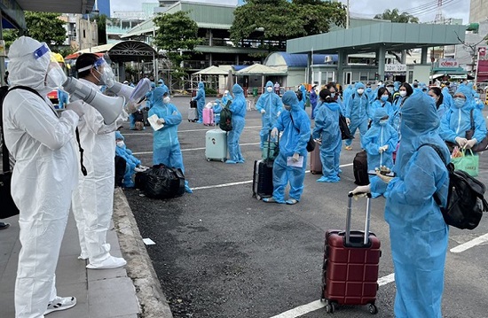 Bình Định đưa 450 học sinh, thai phụ, người khó khăn từ TP Hồ Chi Minh về quê