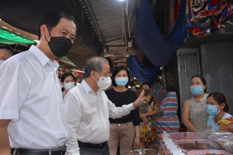 Phó Bí thư Thường trực Tỉnh ủy Thừa Thiên Huế Phan Ngọc Thọ kiểm tra công tác phòng, chống dịch COVID-19 tại chợ Đông Ba.