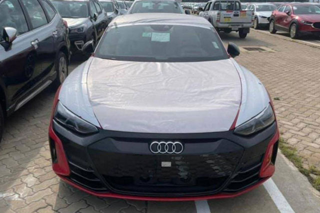 Xe điện Audi e-tron GT bất ngờ xuất hiện tại cảng Việt Nam