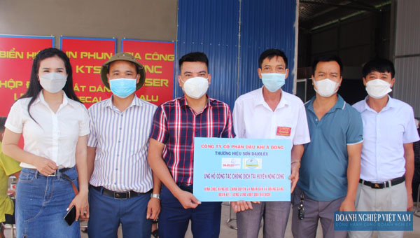 Trưởng phòng Kinh doanh Lê Văn Linh, công ty CP Dầu khía Á Đông trao tặng quà cho đại diện UBND xã Hoàng Giang, Nông Cống. Trưởng phòng Kinh doanh Lê Văn Linh, công ty CP Dầu khía Á Đông trao tặng quà cho đại diện UBND xã Hoàng Giang, Nông Cống.