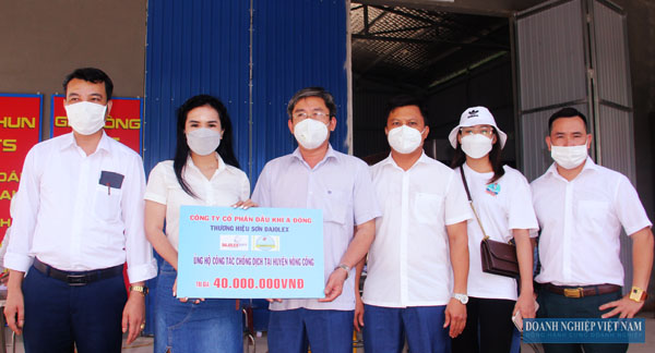 Đại diện Công ty CP Dầu khí Á Đông trao tặng quà ủng hộ phòng chống dịch cho huyện Nông Cống. Đại diện Công ty CP Dầu khí Á Đông trao tặng quà ủng hộ phòng chống dịch cho huyện Nông Cống.