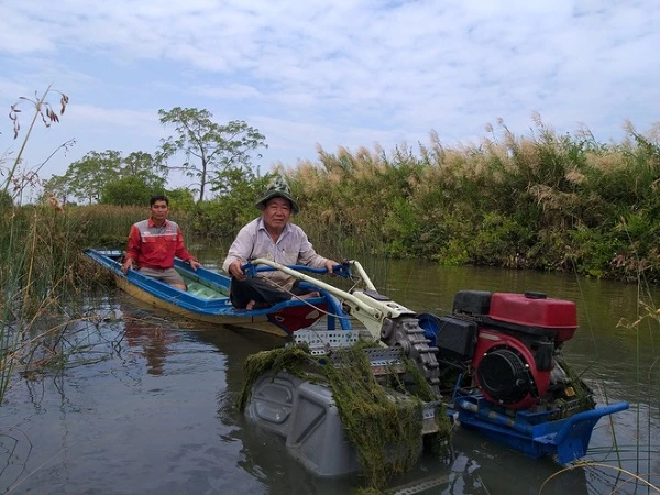 Nhà sáng chế Nguyễn Văn Rô (Cà Mau) với máy cày siêu nhẹ, có thể nổi trên mặt nước, dễ dàng di chuyển trong vùng kênh rạch ở Vùng Tây Nam Bộ, đã được Cục Sở hữu trí tuệ cấp bằng độc quyền giải pháp hữu ích. 