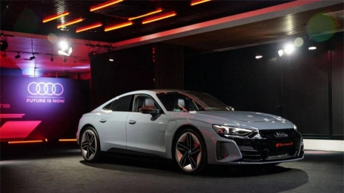 Xe điện Audi e-tron GT bất ngờ xuất hiện tại cảng Việt Nam 2