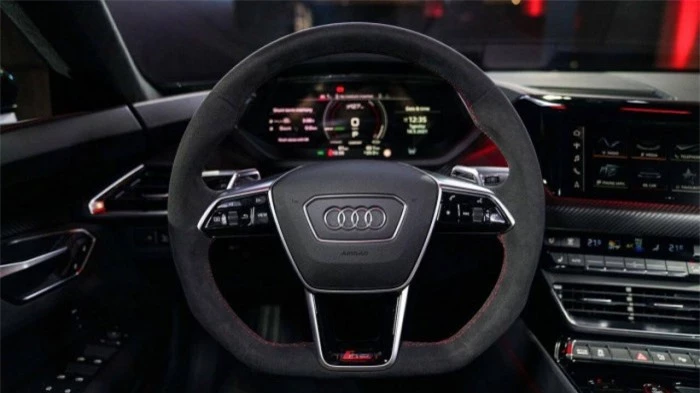 Xe điện Audi e-tron GT bất ngờ xuất hiện tại cảng Việt Nam 4