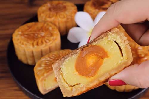 Hướng dẫn làm bánh trung thu đậu xanh trứng muối bằng nồi cơm điện vô cùng đơn giản