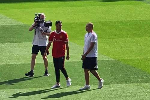 Sau 12 năm, Ronaldo lần đầu bước trên sân Old Trafford với tư cách cầu thủ MU