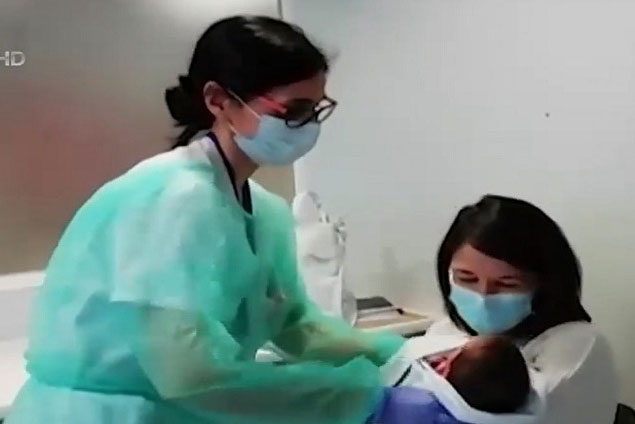 Mẹ tiêm vaccine hay mắc COVID-19 vẫn an toàn khi cho con bú