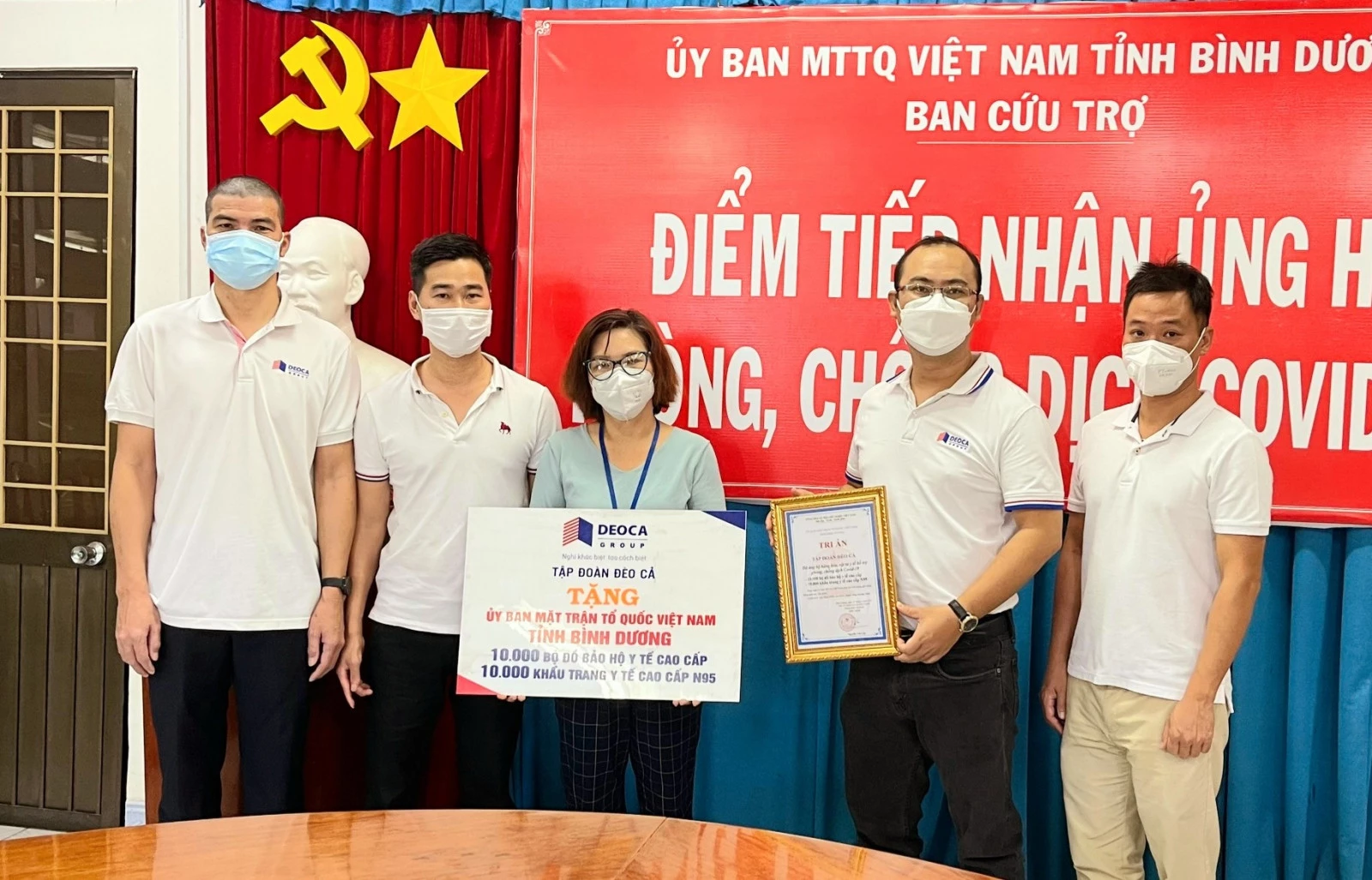 Đại diện Tập đoàn Đèo Cả trao tặng vật tư y tế cho Ủy ban MTTQ Việt Nam tỉnh Bình Dương để phục vụ công tác phòng chống dịch COVID-19.
