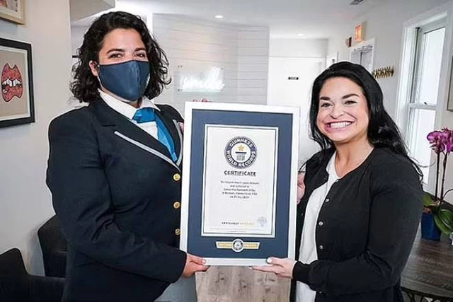Samantha nhận Kỷ lục người phụ nữ có miệng rộng nhất thế giới. Ảnh: Guinness World Records.