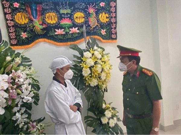 Đại tá Trần Văn Hà, Phó Giám đốc Công an tỉnh Long An đã trực tiếp gặp gỡ, chia buồn và động viên đồng chí Trạng.