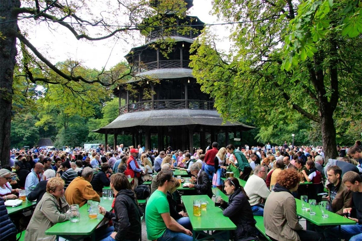 Du khách uống bia trong Englischer Garten tại Munich, Đức. Nguồn: Getty Images