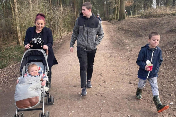 Kristy Brown và hai con cùng em họ đi dạo trong công viên ở Northwich. Ảnh: Mercury.