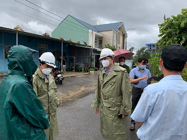 Phó Chủ tịch UBND TP Đà Nẵng Trần Phước Sơn (giữa) kiểm tra công tác phòng, chống bão số 5 (bão CONSON) tại quận Liên Chiểu