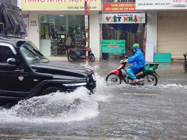 Mưa lớn kéo dài từ đêm qua đến sáng 11/9 đã gây ngập úng cục bộ nhiều tuyến đường ở Đà Nẵng