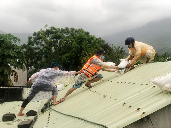 Lực lượng chức năng phường Hòa Hiệp Bắc (quận Liên Chiểu, TP Đà Nẵng) giúp dân chằng chống nhà cửa phòng, tránh bão CONSON