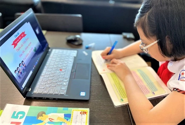Bộ Giáo dục và Đào tạo (GD-ĐT) cùng Công đoàn Giáo dục Việt Nam phát động quyên góp, ủng hộ chương trình “Máy tính cho em” nhằm hỗ trợ, ủng hộ kinh phí, thiết bị học tập trực tuyến cho học sinh chưa có và không thể có khả năng mua thiết bị học tập trực tuyến. 