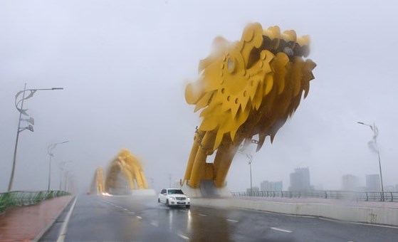 Bão số 5 đi vào Trung Trung Bộ; mưa lớn, có nơi trên 350mm