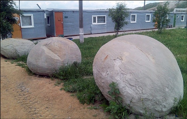 Công nhân mỏ than đào được 10 quả cầu khổng lồ tự đổi màu, choáng nặng khi biết sự thật