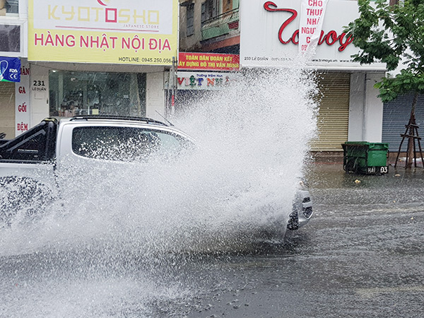 Mưa lớn do bão CONSON gây ngập đường phố Đà Nẵng 