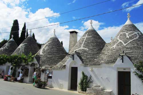 'Lạc bước' tới ngôi làng cổ tích ma thuật ở 'gót giày' nước Italia