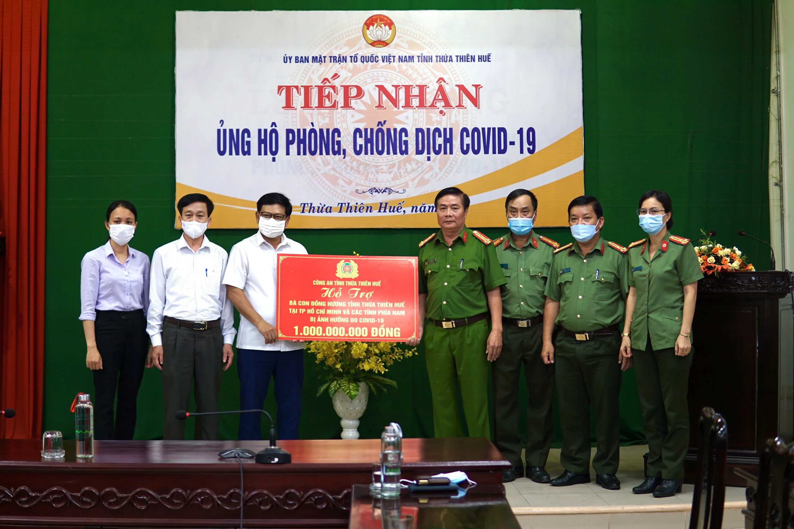 Công an tỉnh Thừa Thiên Huế vừa trao số tiền 1 tỷ đồng cho Ủy ban Mặt trận Tổ quốc (MTTQ) Việt Nam tỉnh